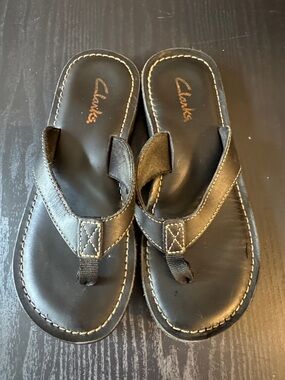 Clarks Black Leather Thong Sandals with Contrast Stitching